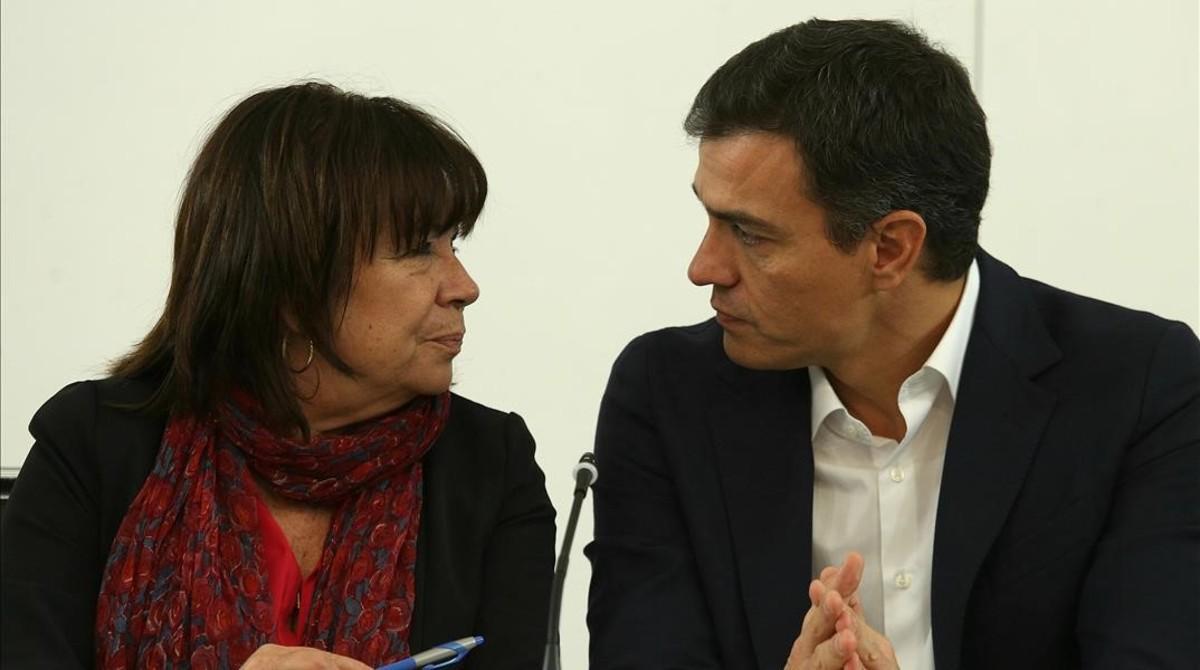 Pedro Sánchez charla con Cristina Narbona, presidenta del PSOE, este miércoles en la sede del partido. 