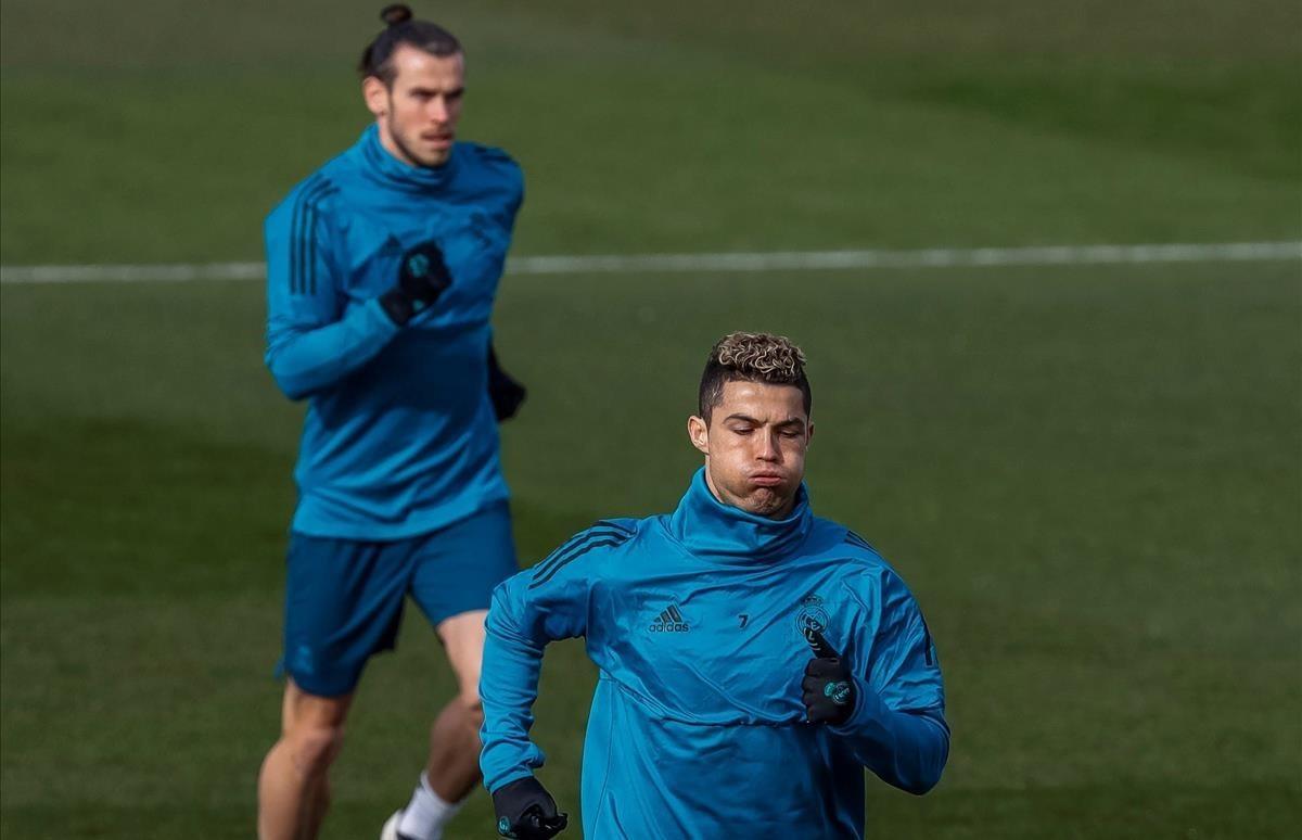 Cristiano Ronaldo y Bale corren durante el entrenamiento de este martes en Valdebebas.