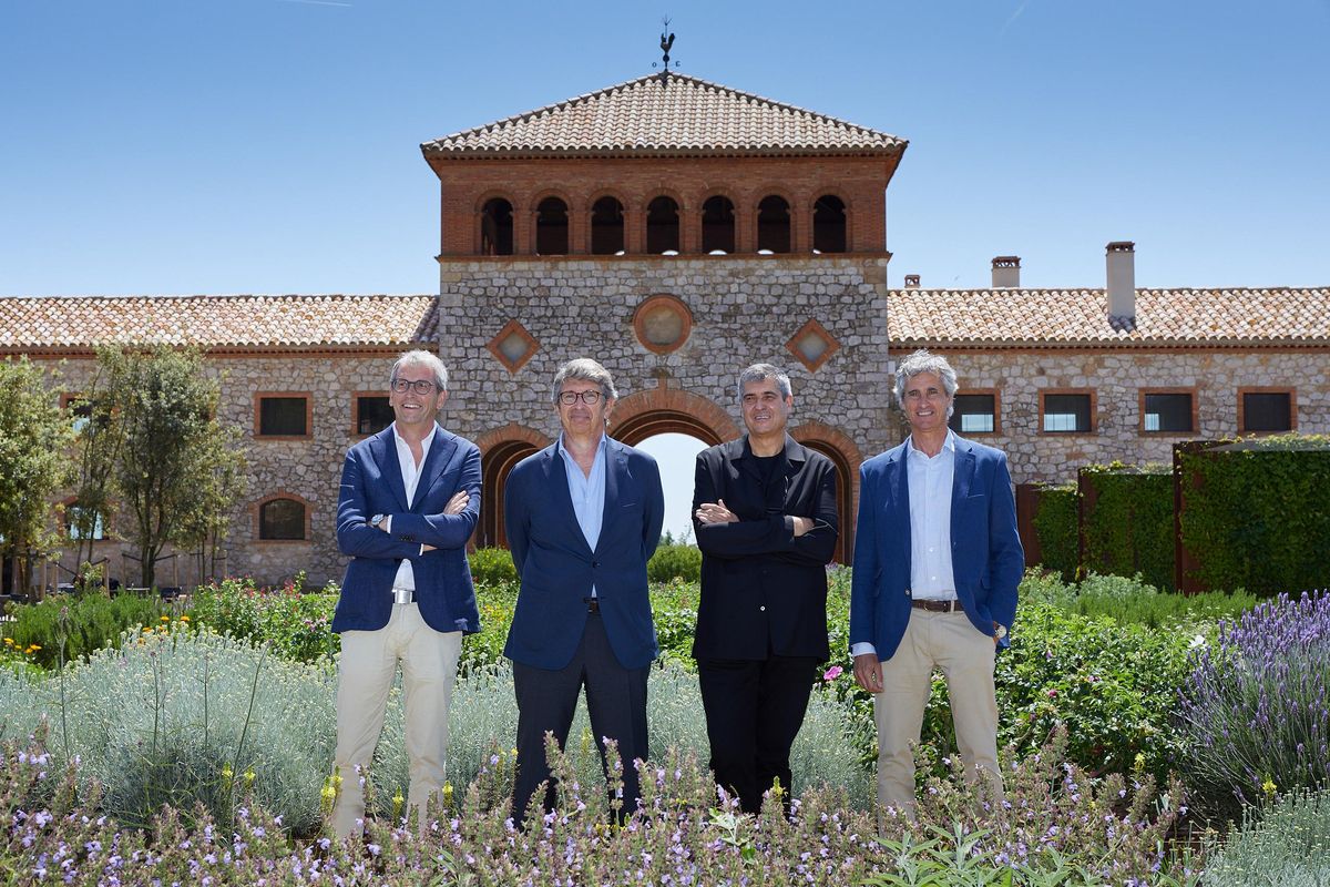 De izquierda a derecha, Eugeni Llos, director general de Perelada; Javier Suqué, presidente Grup Peralada; Rafael Aranda, de RCR Arquitectes; y Delfí Sanahuja, enólogo de Perelada. De izquierda a derecha, Eugeni Llos, director general de Perelada; Javier Suqué, presidente Grup Peralada; Rafael Aranda, de RCR Arquitectes; y Delfí Sanahuja, enólogo de Perelada.