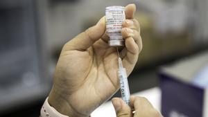 Els vacunats que es contagien generen superimmunitat contra noves variants, segons un estudi