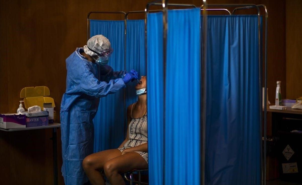 Un voluntario de la ONG Open Arms realiza un test PCR a un paciente en Vilafranca del Penedès. Un voluntario de la ONG Open Arms realiza un test PCR a un paciente en Vilafranca del Penedès.