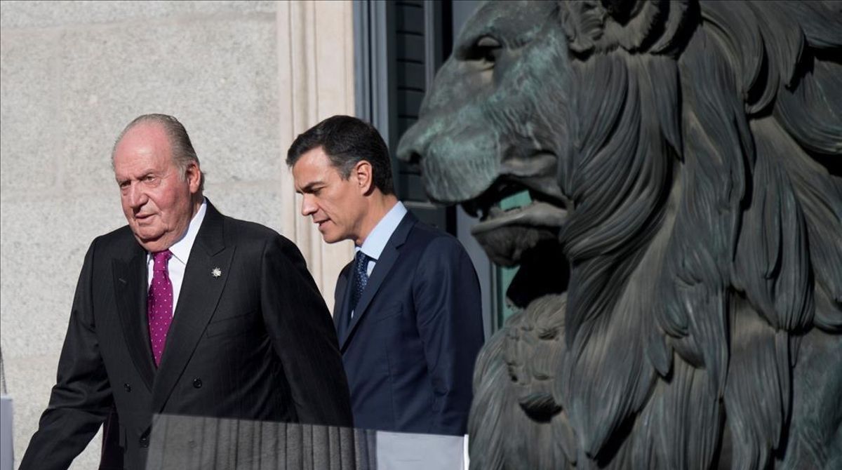 El rey emérito Juan Carlos I con el presidente del Gobierno, Pedro Sánchez, en diciembre del 2018. El rey emérito Juan Carlos I con el presidente del Gobierno, Pedro Sánchez, en diciembre del 2018.