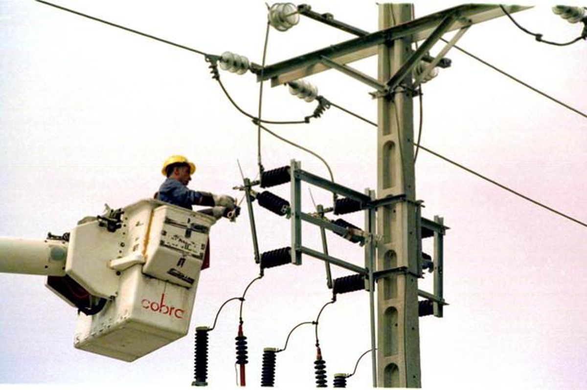 Un equipo técnico repara un poste de electricidad. Un equipo técnico repara un poste de electricidad.