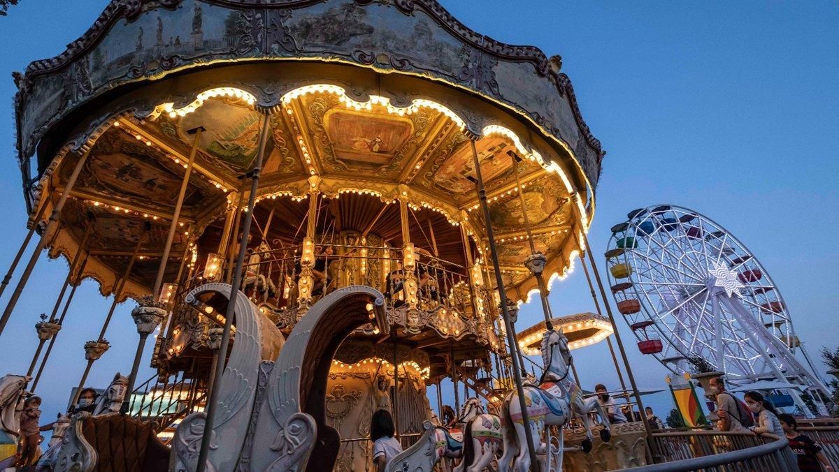 El carrusel y la noria del Tibidabo, la semana pasada. El carrusel y la noria del Tibidabo, la semana pasada.
