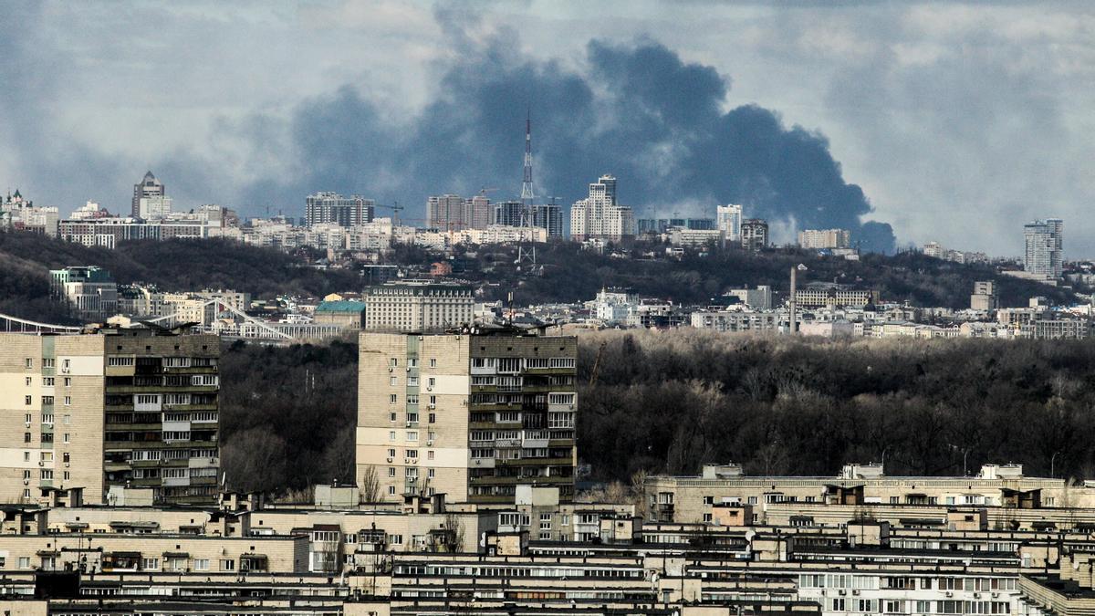 El humo se eleva sobre Kiev durante el cuarto día de la invasión rusa.