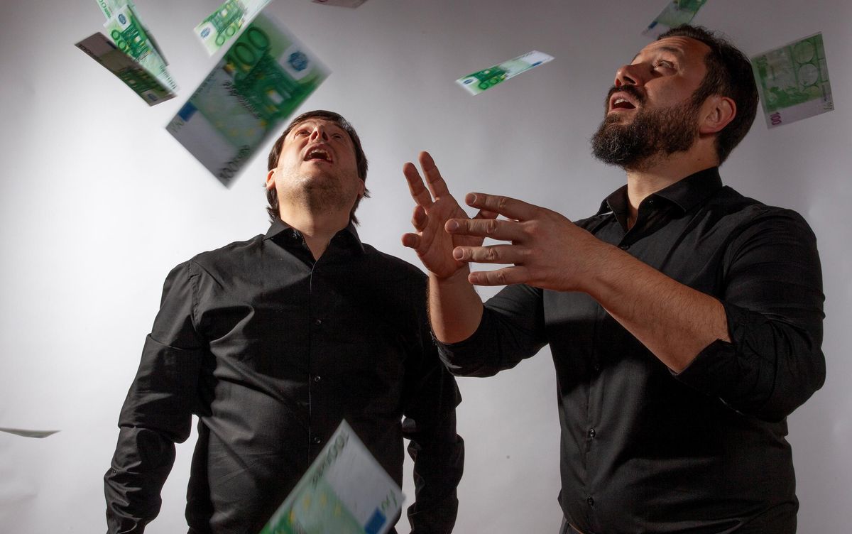 Albert Requena (izquierda) y Felipe Cabezas protagonizan esta farsa económica. Albert Requena (izquierda) y Felipe Cabezas protagonizan esta farsa económica.