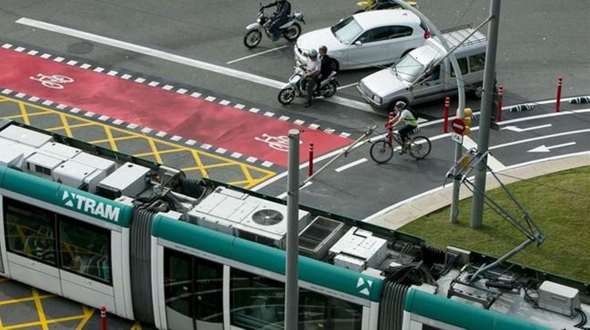 Un ciclista cruza la rotonda por fuera del carril bici para ir más rápido, Un ciclista cruza la rotonda por fuera del carril bici para ir más rápido,