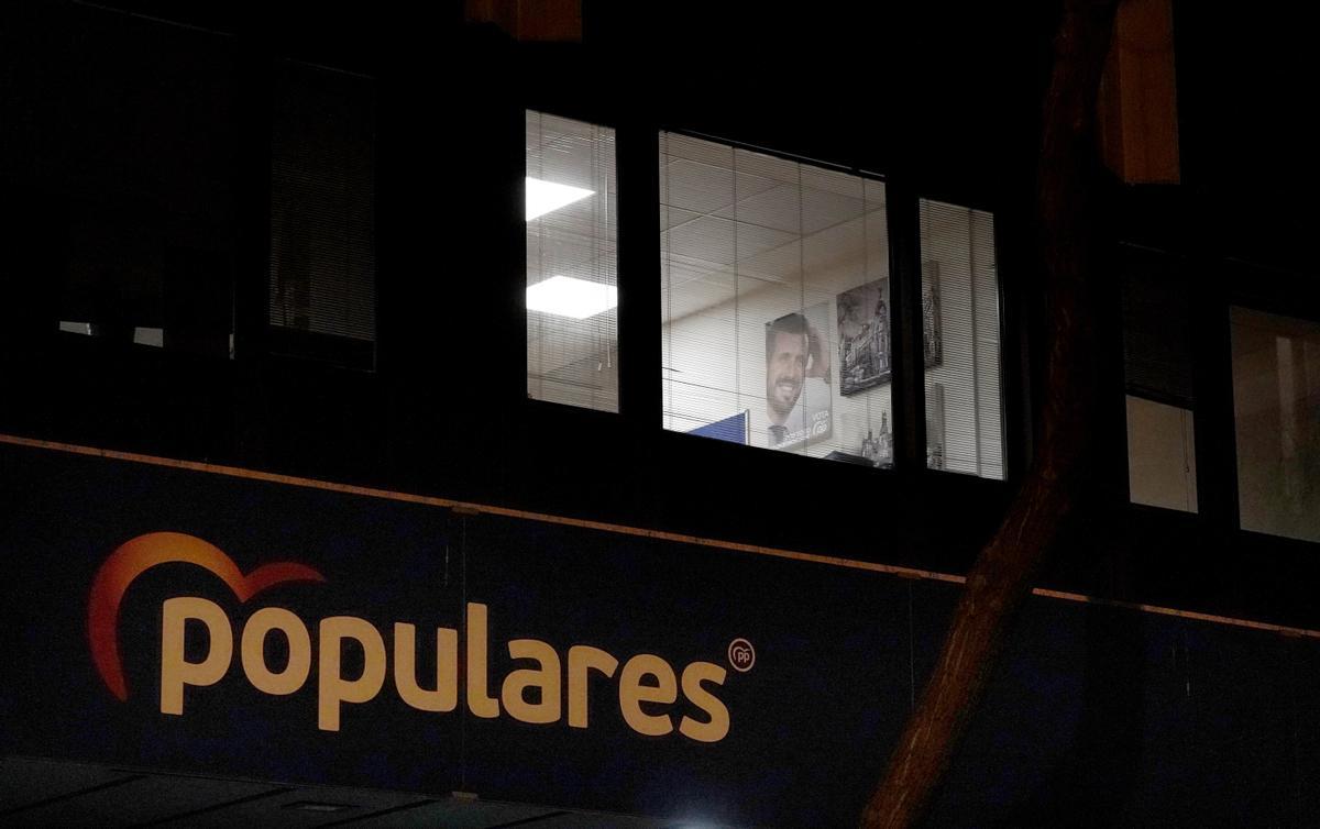 Un cartel electoral de Pablo Casado en la sede del PP.