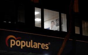 Un cartel electoral de Pablo Casado en la sede del PP.
