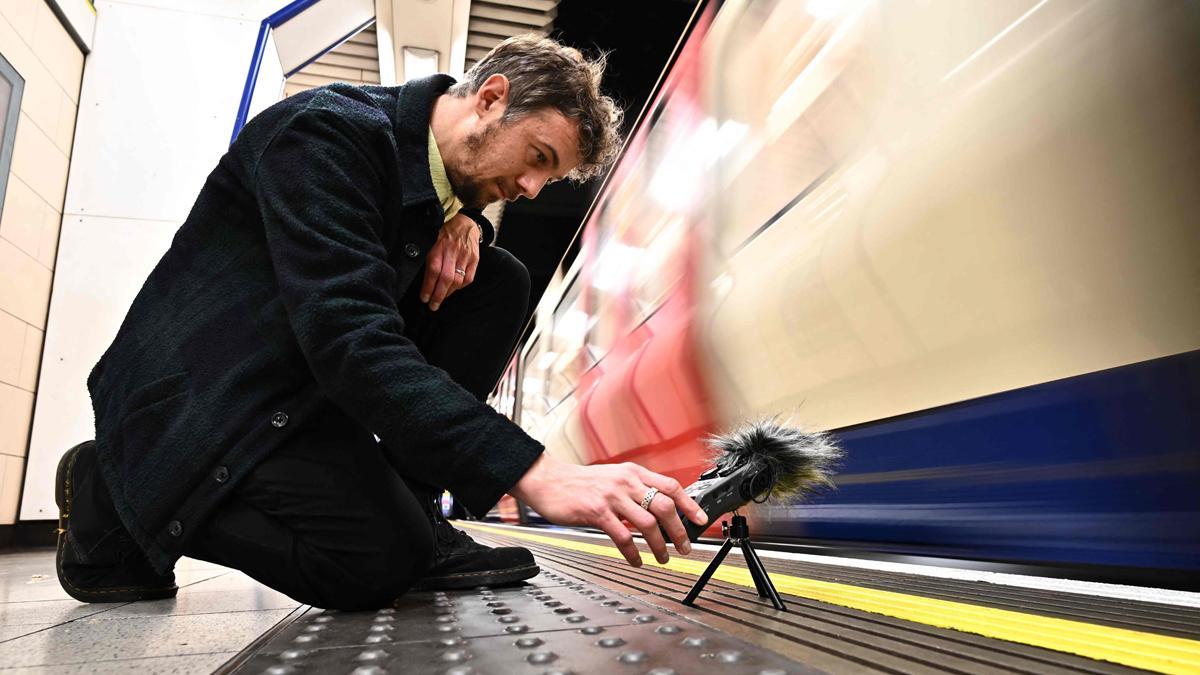 Stuart Fowkes graba el sonido del metro de Londres circulando por la estación de Blackfriars.