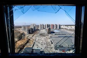Una ventana rota en el distrito Podilskyi de Kiev, la capital de Ucrania.