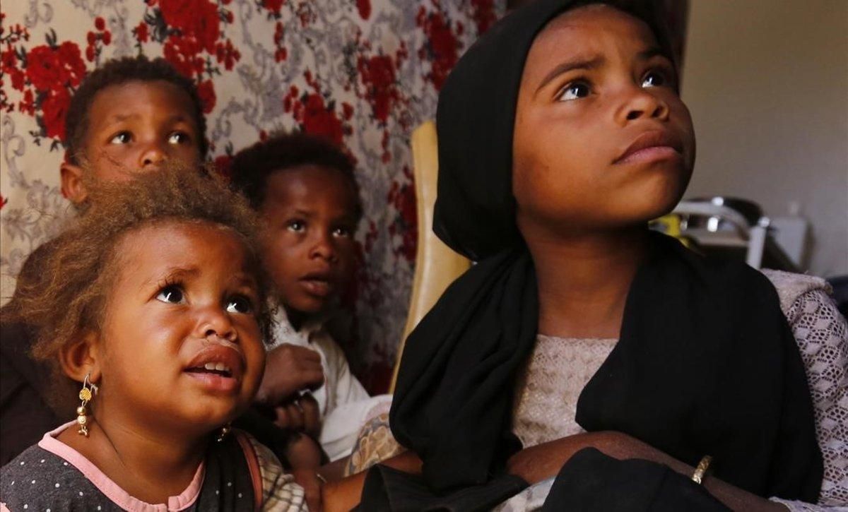Niños yemenís aguardan para recibir atención médica en el campo de desplazados de Amrán. Niños yemenís aguardan para recibir atención médica en el campo de desplazados de Amrán.