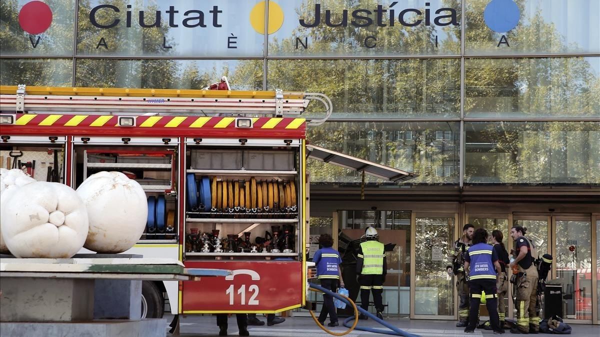Los bomberos tratan de sofocar un incendio en la Ciudad de la Justicia de Valencia. Los bomberos tratan de sofocar un incendio en la Ciudad de la Justicia de Valencia.