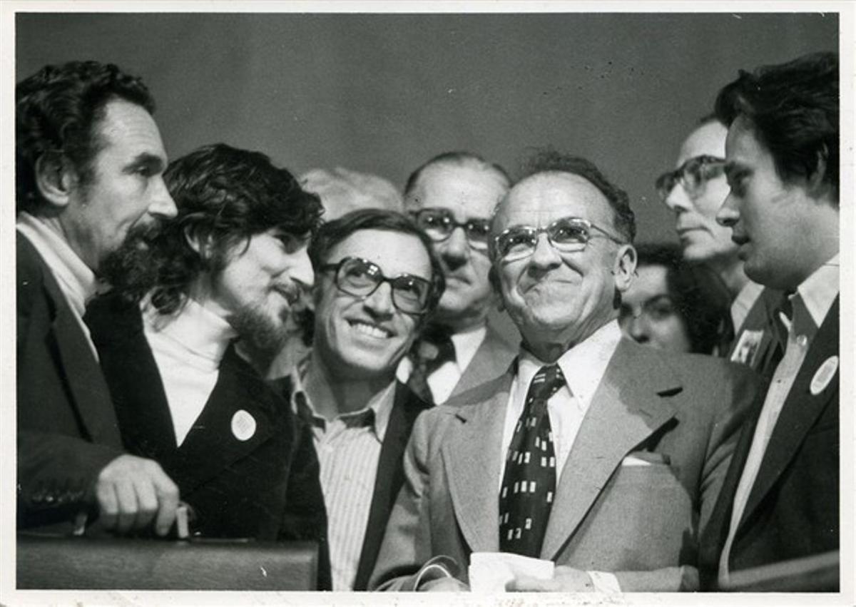 Santiago Carrillo, segon per la dreta, en companyia dels dirigents del PSUC Antoni Gutiérrez, Alfonso Carlos Comín i Jordi Solé Tura. Santiago Carrillo, segon per la dreta, en companyia dels dirigents del PSUC Antoni Gutiérrez, Alfonso Carlos Comín i Jordi Solé Tura.