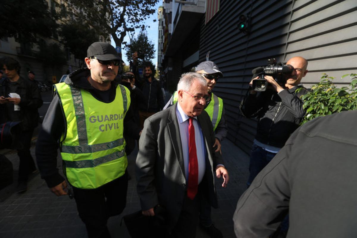 El tresorer de CDC, Andreu Viloca, a l’entrar a la seu del partit, escortat per agents de la Guàrdia Civil.