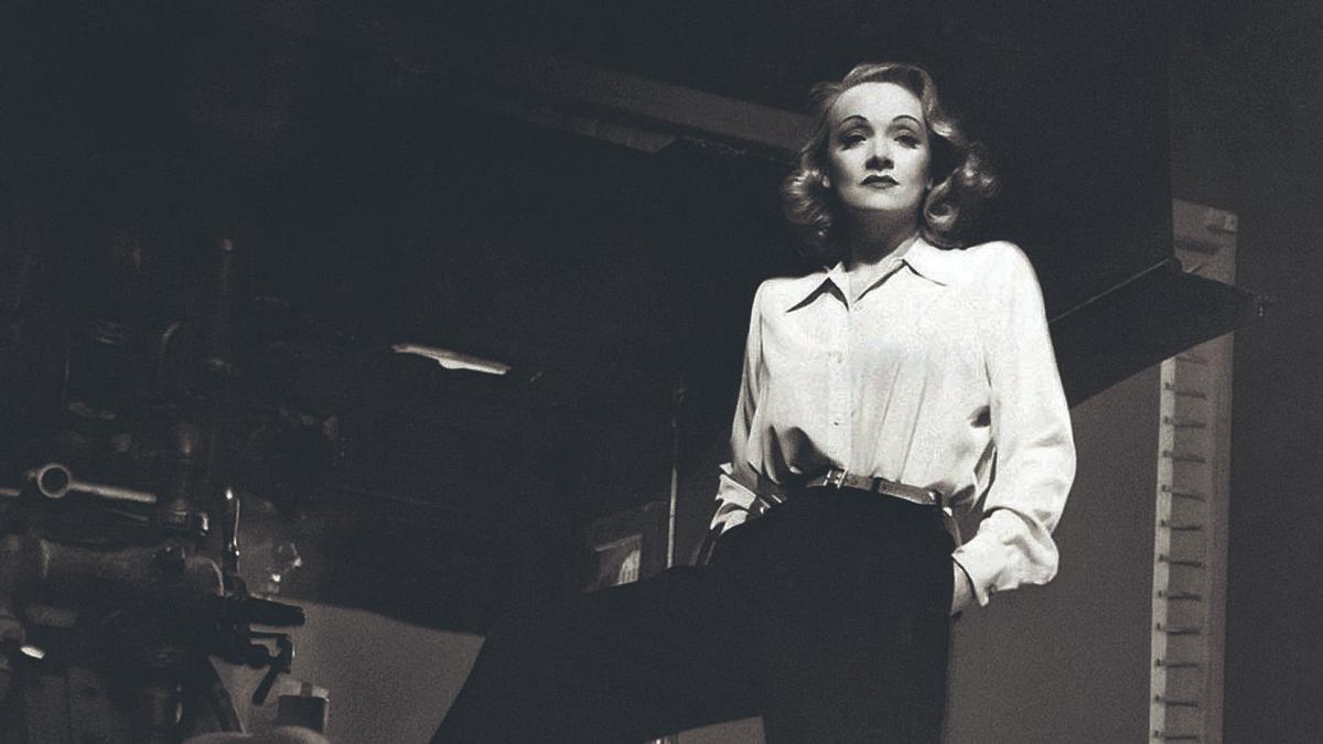 La actriz Marlene Dietrich, en una sesión de fotos durante el rodaje de ‘De isla en isla’ (1940).