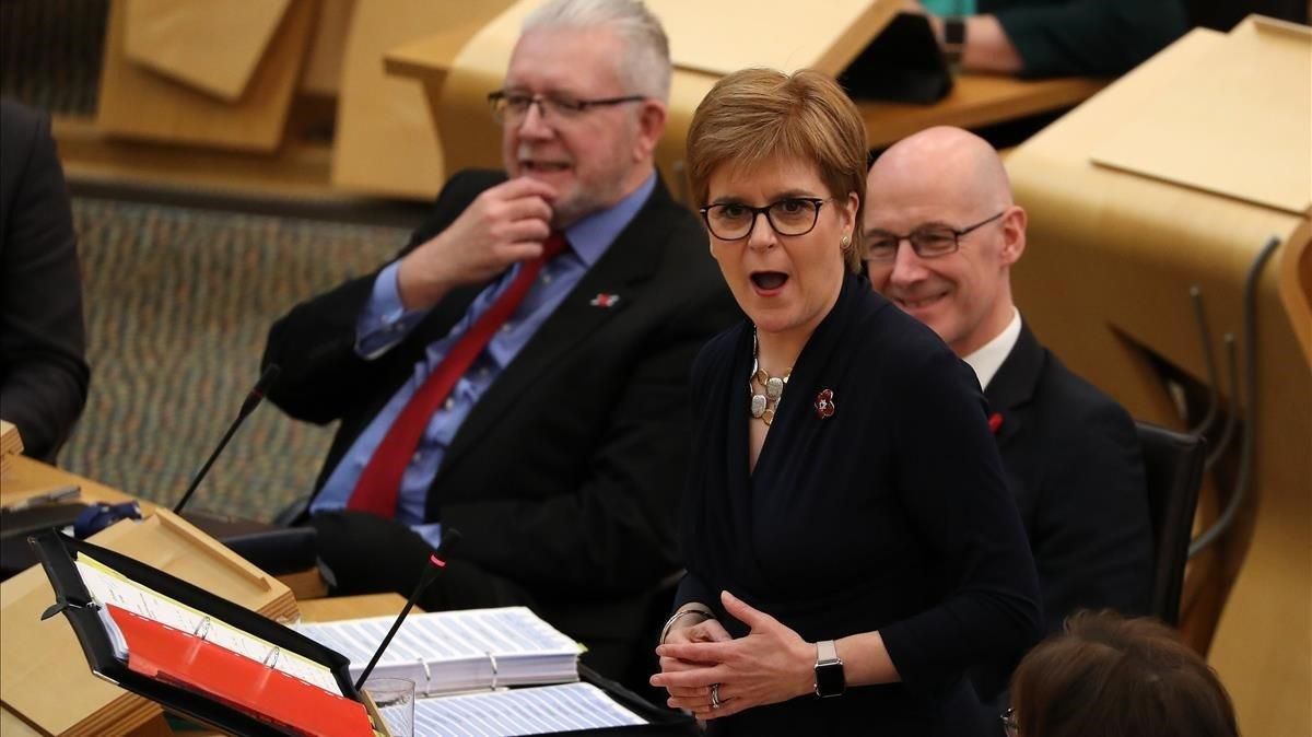 La ministra principal de Escocia, Nicola Sturgeon, en una sesión del Parlamento de Edimburgo este jueves. La ministra principal de Escocia, Nicola Sturgeon, en una sesión del Parlamento de Edimburgo este jueves.
