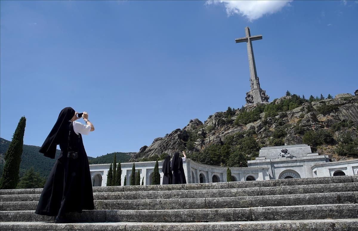Una monja de Pro Ecclesia Sancta, en el Valle de los Caídos el pasado día 21. Una monja de Pro Ecclesia Sancta, en el Valle de los Caídos el pasado día 21.