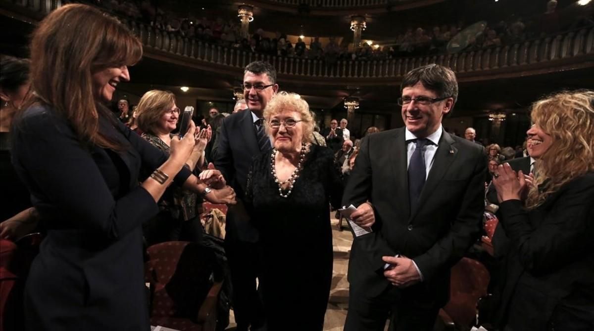 Isabel-clara Simó y Carles Puigdemont, en el acto de entrega del Premi d’Honor de les Lletres Catalanes Isabel-clara Simó y Carles Puigdemont, en el acto de entrega del Premi d’Honor de les Lletres Catalanes