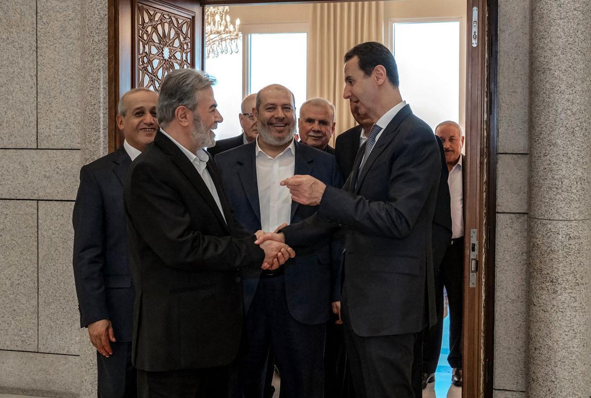 El presidente sirio, Bashar al Asad (derecha), estrecha la mano del jefe de la Oficina de Relaciones Árabes e Islámicas de Hamás, Khalil al Hayah, este miércoles en Damasco.