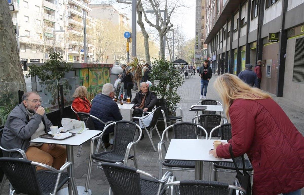 Gente en un bar en la avenida del Paral·lel de Barcelona. Gente en un bar en la avenida del Paral·lel de Barcelona.