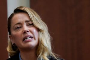 Amber Heard, llorando, durante su declaración ante el juez, este miércoles.