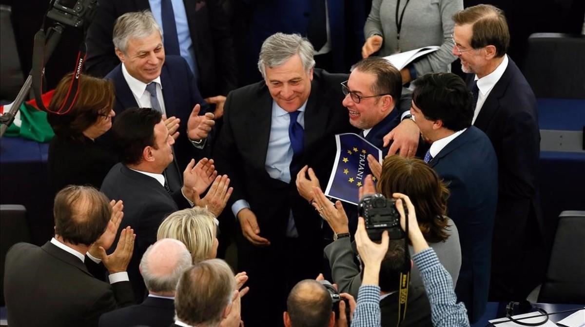 Tajani, felicitado tras su elección.