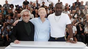 El realizador George Miller y los actores Tilda Swinton e Idris Elba en la presentación de ’Tres mil años esperándote’ en Cannes. 