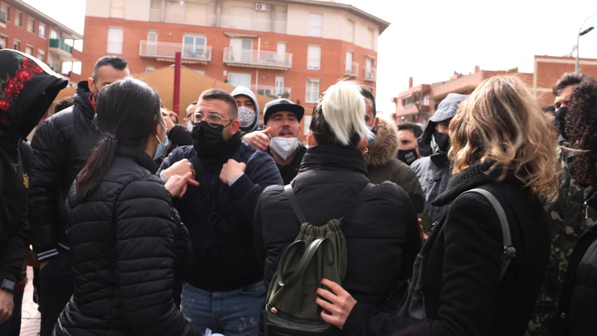Momentos de tensión vividos entre los manifestantes antifascistas y un grupo de vecinos contrarios a la protesta. Vídeo ACN Momentos de tensión vividos entre los manifestantes antifascistas y un grupo de vecinos contrarios a la protesta. Vídeo ACN