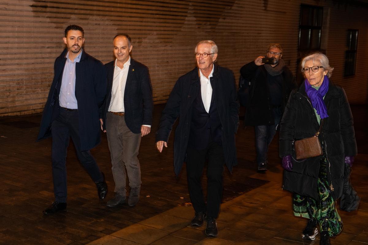 Trias llega a la cena de afiliados de Junts en las Cotxeres de Sants con su mujer, Puri Arraut; el concejal Joan Rodríguez, y el secretario general de Junts, Jordi Turull.