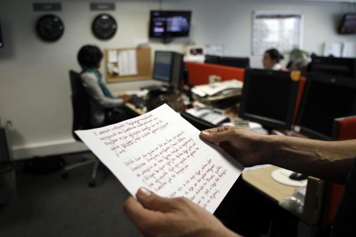 Un periodista de la agencia Reuters lee en Atenas una copia de la nota de suicidio del jubilado griego. Un periodista de la agencia Reuters lee en Atenas una copia de la nota de suicidio del jubilado griego.