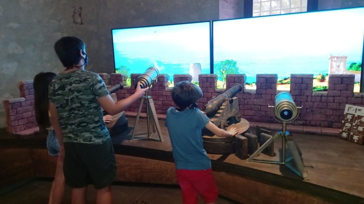 Unos niños juegan a Divisa y bombardea en el espacio Piratia. Unos niños juegan a Divisa y bombardea en el espacio Piratia.