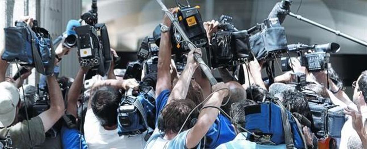 Numeros periodistas aguardan la salida del tesorero del PP, Luis Bárcenas, ante las puertas del Tribunal Supremo, ayer. Numeros periodistas aguardan la salida del tesorero del PP, Luis Bárcenas, ante las puertas del Tribunal Supremo, ayer.