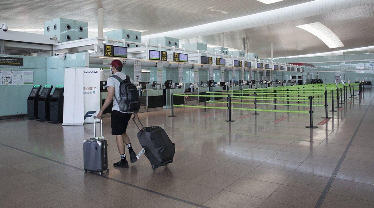 Escasa afluencia en el aeropuerto de Barcelona-El Prat.
