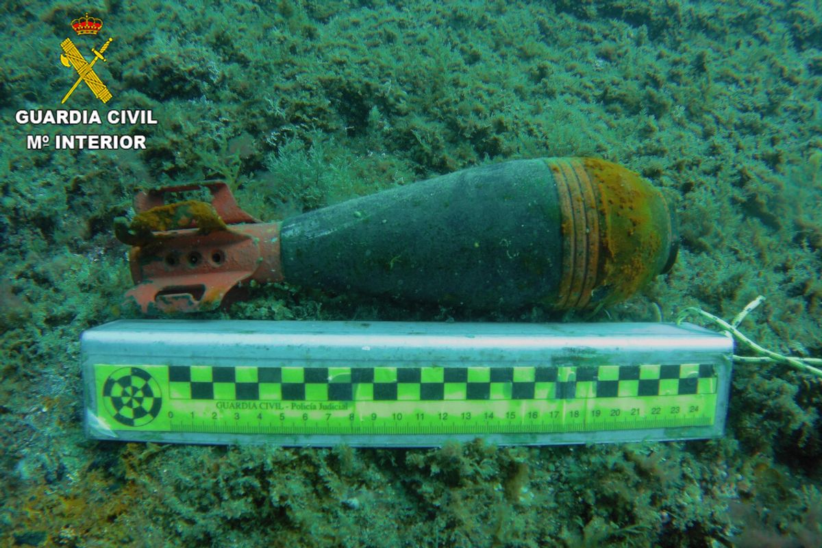 Contenedor explosivo sin carga que ha sido encontrado en Cala Caials, en Cadaqués. Contenedor explosivo sin carga que ha sido encontrado en Cala Caials, en Cadaqués.