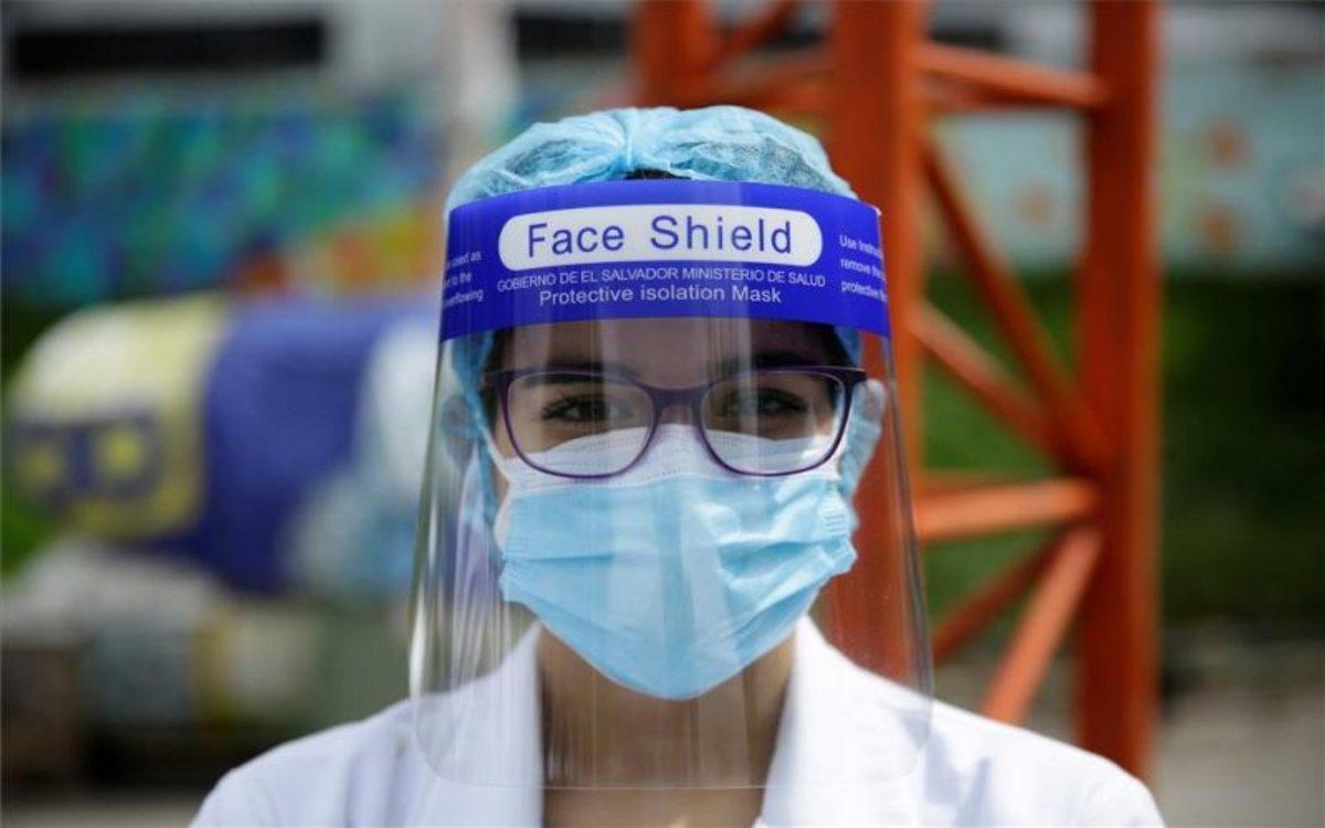 Personal médico de El Salvador con protección facial por el coronavirus.