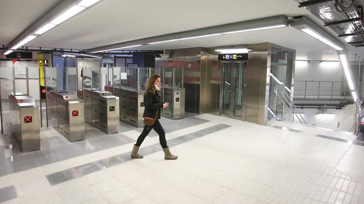 Una estación del metro de Barcelona, con ascensor.