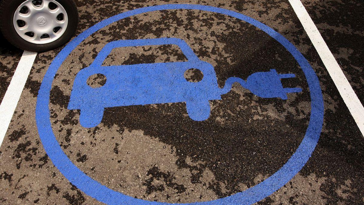 El coche fósil se extinguirá en 2040 y en 2050 solo podrán circular coches eléctricos.