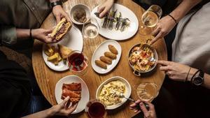 En Caiño, en la calle de Ibiza, se combinan vinos y bocados.