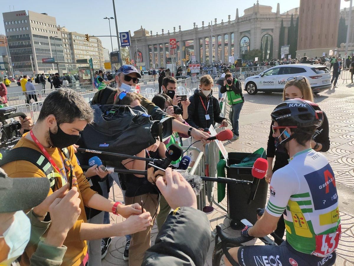 Adam Yates atiende a la prensa, con el obligado distanciamiento, en la salida de la séptima y última etapa de la Volta 100. Adam Yates atiende a la prensa, con el obligado distanciamiento, en la salida de la séptima y última etapa de la Volta 100.