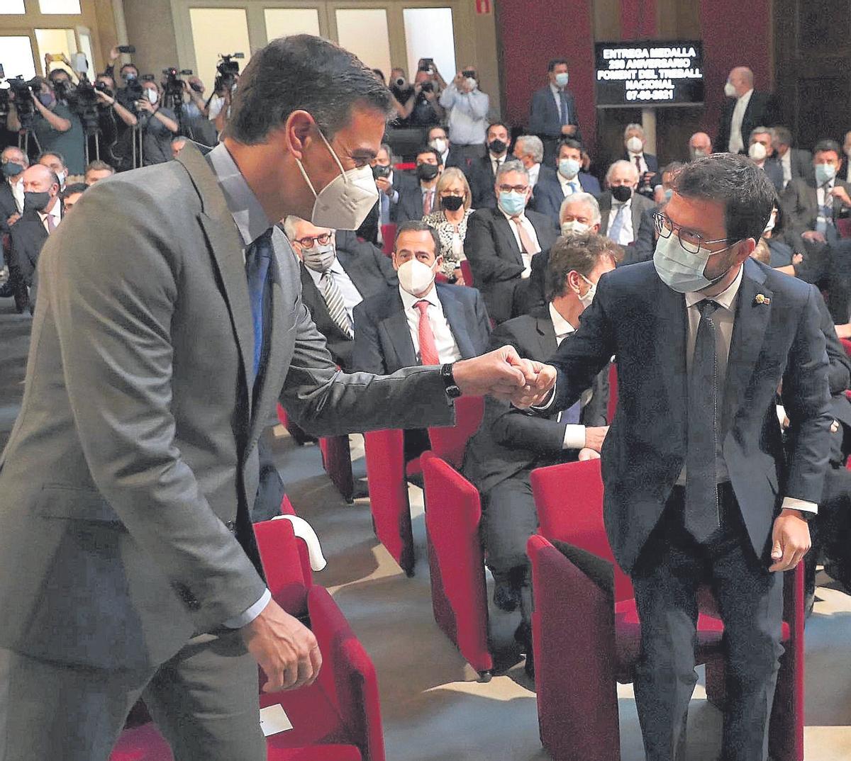 El presidente del Gobierno, Pedro Sánchez, saluda al president de la Generalitat, Pere Aragonès, durante un acto en Foment del Treball a principios de mes. El presidente del Gobierno, Pedro Sánchez, saluda al president de la Generalitat, Pere Aragonès, durante un acto en Foment del Treball a principios de mes.