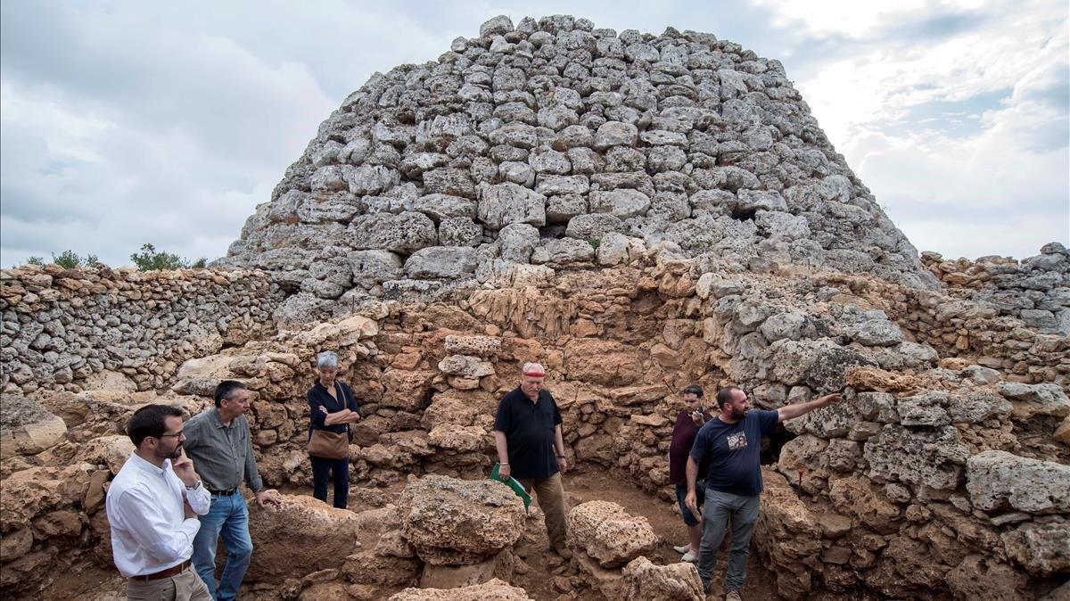 El equipo de arqueólogos que ha descubierto los restos de bebés, en el ’talaiot’ de Cornia Nou