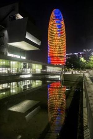 La torre Glòries, iluminada con colores.