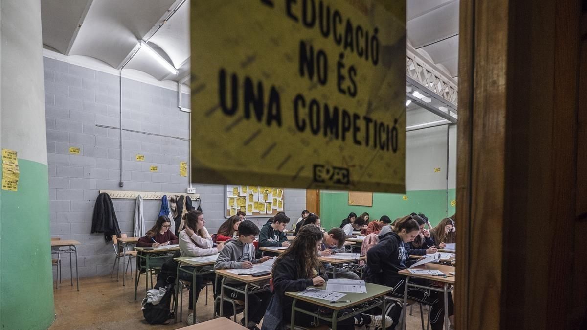 Alumnos de cuarto de ESO del instituto La Llauna de Badalona durante las pruebas de competencias básicas, el pasado 6 de febrero. Alumnos de cuarto de ESO del instituto La Llauna de Badalona durante las pruebas de competencias básicas, el pasado 6 de febrero.