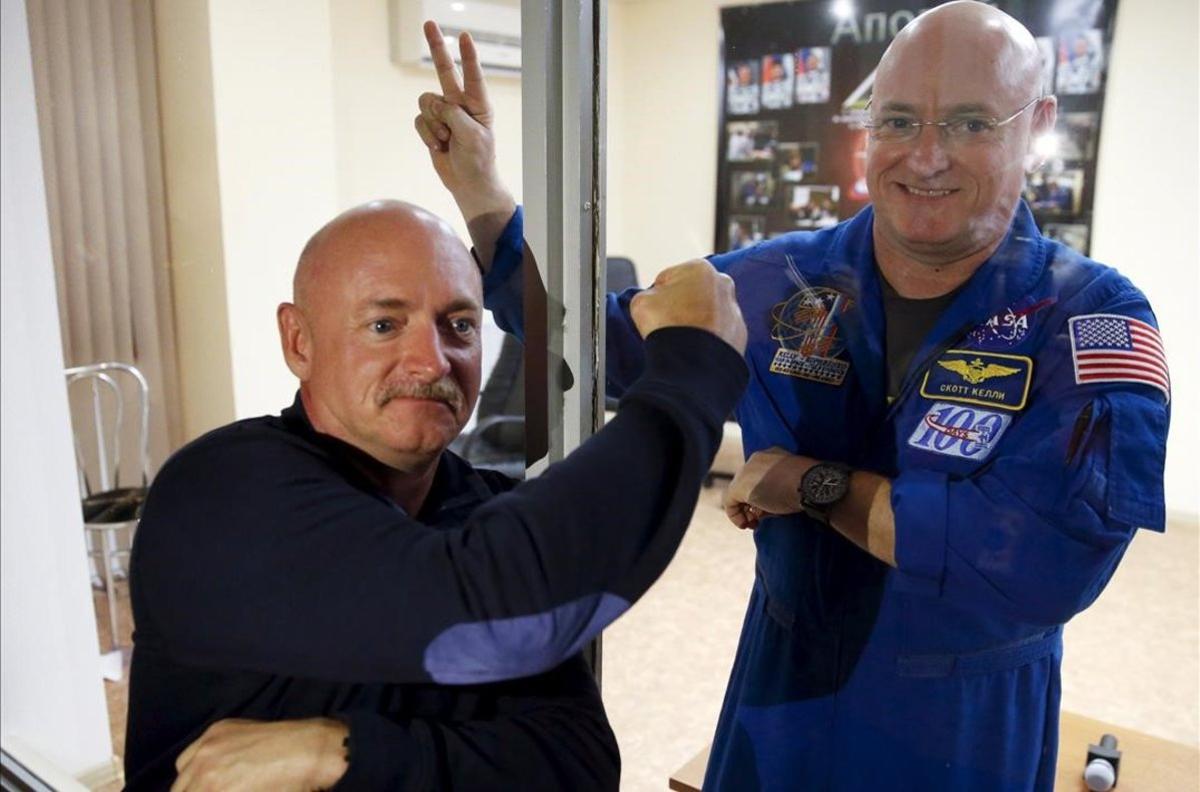 Los astronautas Scott Kelly (con traje espacial y gafas) y Mark Kelly (con bigote) unos días antes del despegue de la misión espacial