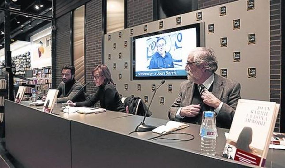 David Guzmán, Pilar Beltran y Vicenç Villatoro, ante la imagen de Barril. David Guzmán, Pilar Beltran y Vicenç Villatoro, ante la imagen de Barril.