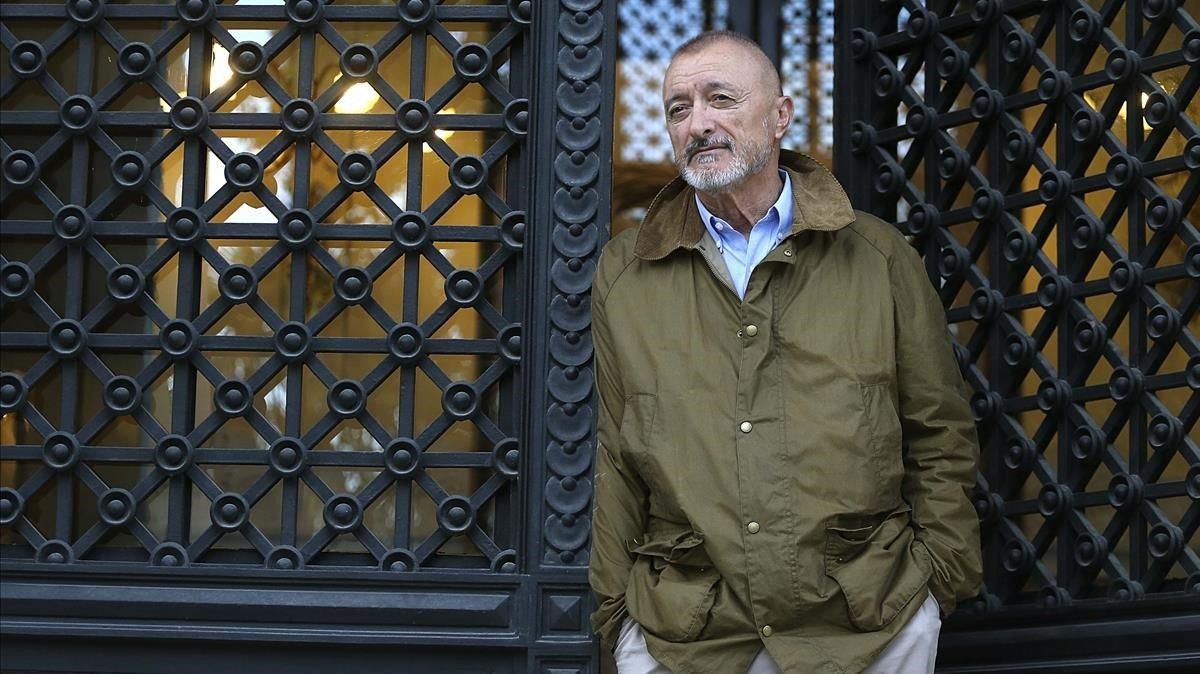 El escritor Arturo Pérez-Reverte, en la sede de la RAE El escritor Arturo Pérez-Reverte, en la sede de la RAE