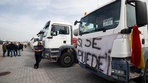 Camioneros en huelga, con sus vehículos parados en el Wanda Metropolitano de Madrid.