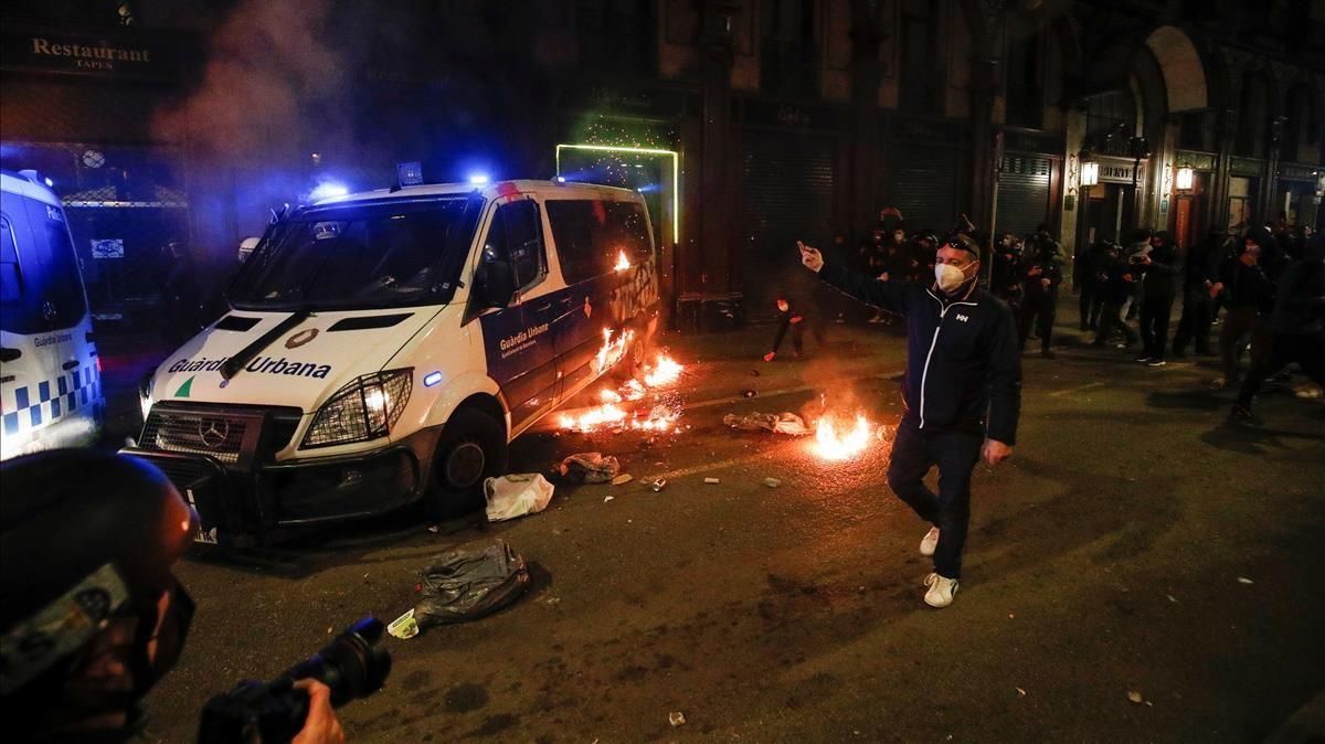 Fuego en las Rambles durante la manifestación por Hasél, este sábado en Barcelona Fuego en las Rambles durante la manifestación por Hasél, este sábado en Barcelona