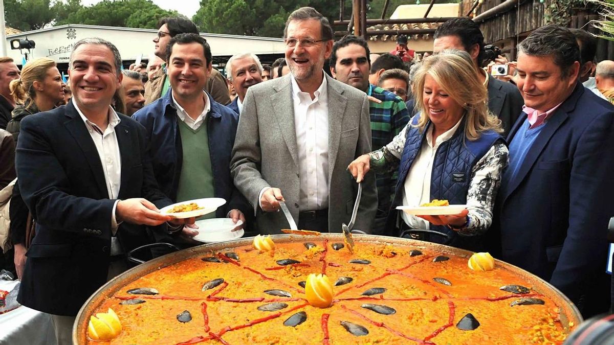 De izquierda a derecha, el actual coordinador general del PP, Elías Bendodo; el presidente del partido en Andalucía, Juan Manuel Moreno; Mariano Rajoy, Ángeles Muñoz y el senador Antonio Sanz, en 2015, en un acto de la formación en Marbella. De izquierda a derecha, el actual coordinador general del PP, Elías Bendodo; el presidente del partido en Andalucía, Juan Manuel Moreno; Mariano Rajoy, Ángeles Muñoz y el senador Antonio Sanz, en 2015, en un acto de la formación en Marbella.